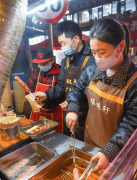 夫妻档炸肠小吃摊年入百万 是仍是通俗人的奋斗